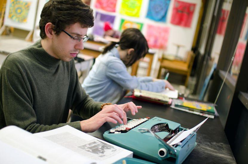 一名学生在j学期的课堂上使用打字机. 